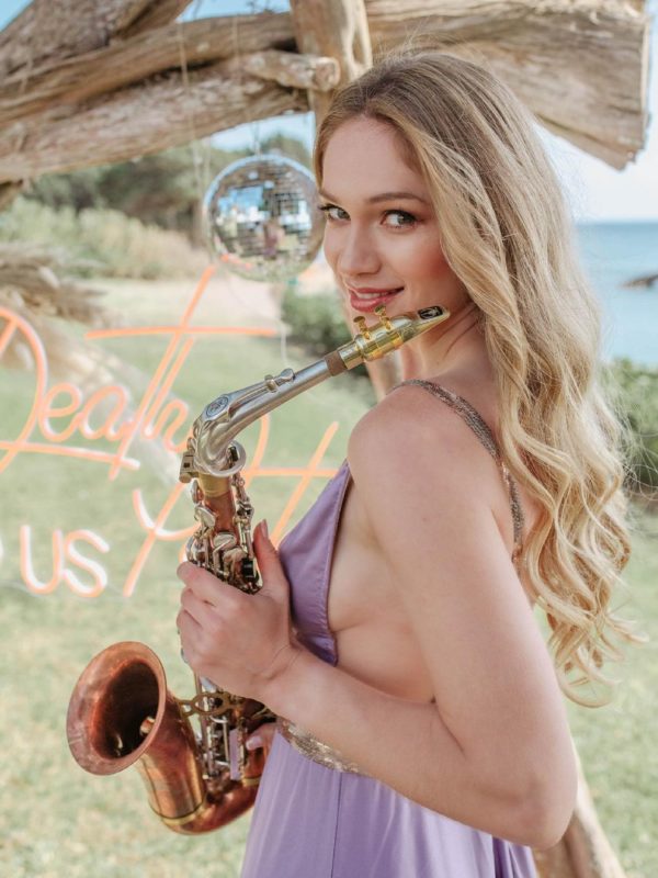 saxophonist-anastasia4